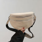 Beige Gürteltasche aus Leder mit verstellbarem Riemen und Reißverschlüssen. Modische Bauchtasche für Damen, ideal für Reisen und Alltag.