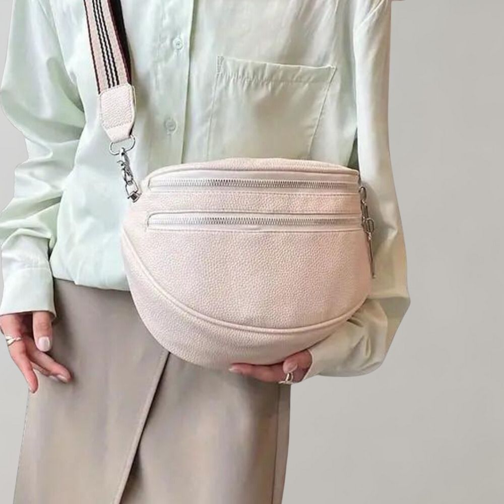 Beige Umhängetasche aus Leder mit verstellbarem Riemen, ideal für Damenmode. Perfekt für stilvolle Alltagsoutfits und praktische Aufbewahrung.