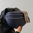 Dunkelblaue Leder-Gürteltasche mit verstellbarem Streifenriemen und doppeltem Reißverschluss, ideal für stilvolle und praktische Aufbewahrung.