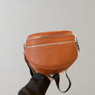 Braune Leder-Bauchtasche mit zwei Reißverschlüssen, modisch und praktisch, ideal für Reisen und Alltag. Hochwertige Materialien, stilvolles Design.