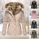 Damen Winterjacke mit Kapuze, Kunstfellbesatz und Knopfleiste. Erhältlich in Beige, Schwarz, Rosa, Blau und Grün. Perfekt für kalte Tage.