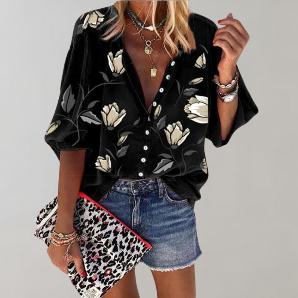 Frau in schwarzer Blumenbluse, Jeansshorts, Leoparden-Clutch; modisches Outfit, Freizeitlook.