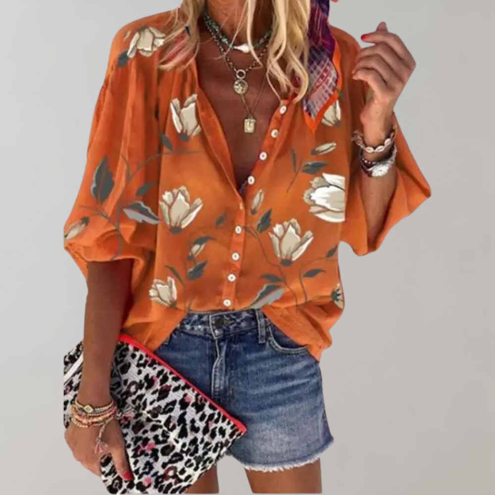 Frau in orangefarbener Blumenbluse, Jeansshorts, Leoparden-Clutch, modisch, lässig.