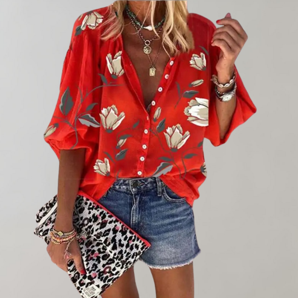 Frau in roter Blumenbluse, Jeansrock, Leoparden-Clutch, modisch, lässig, Sommeroutfit.