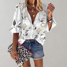 Frau in weißer Blumenbluse, Jeansshorts, Leoparden-Clutch, modisch, lässig, Sommeroutfit.
