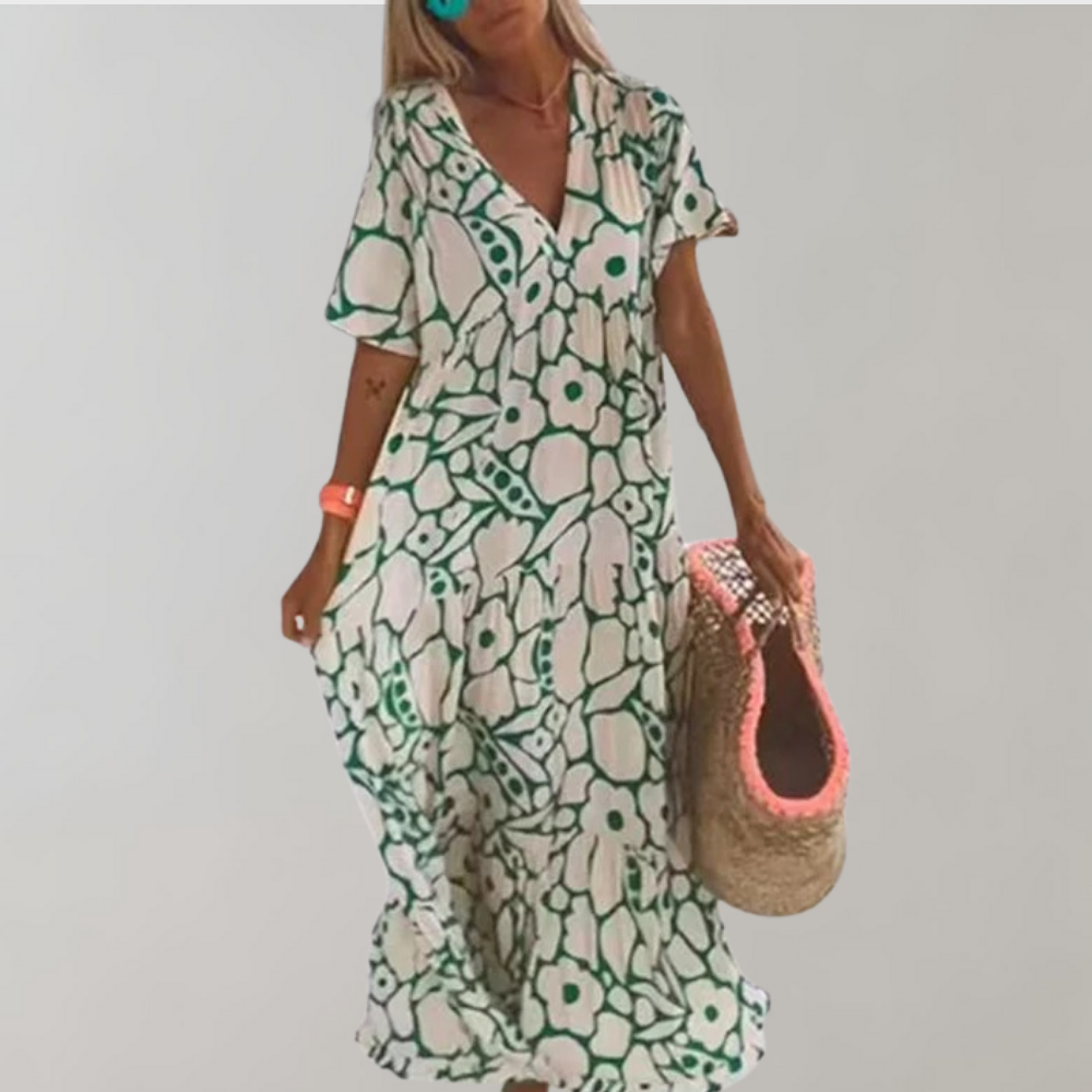 Frau in grün-weißem Blumenkleid mit Korbtasche, Sommermode, lässiger Stil.