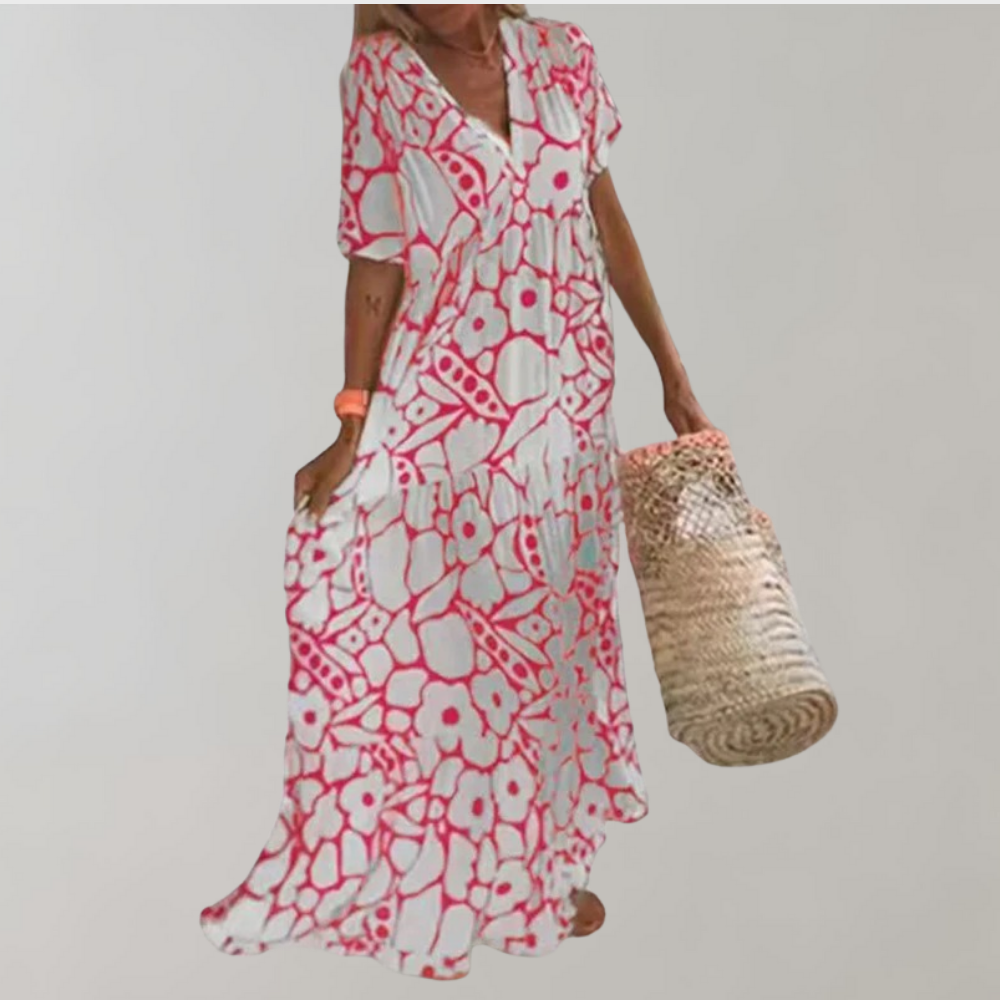 Frau in rotem Blumen-Maxikleid mit Korbtasche, Sommermode, lässiger Stil.