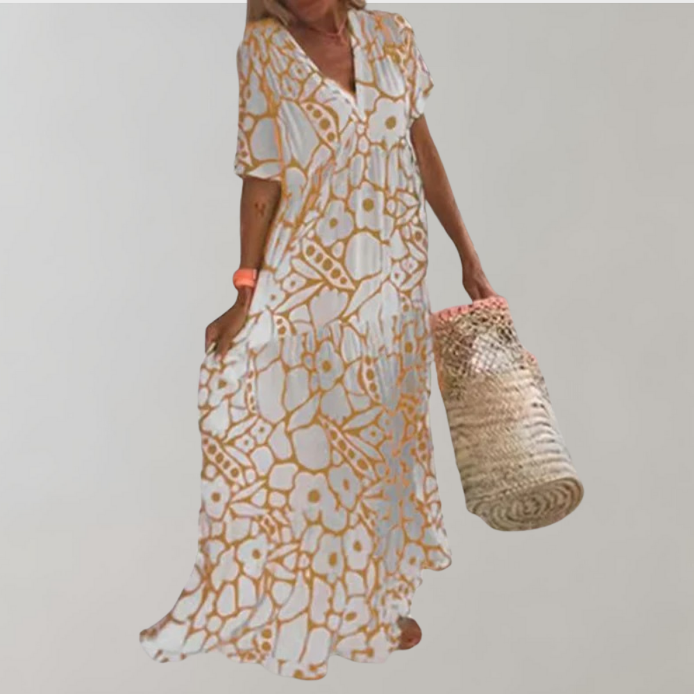 Frau in gelbem Maxikleid mit Blumenmuster, hält geflochtene Tasche, Sommermode.