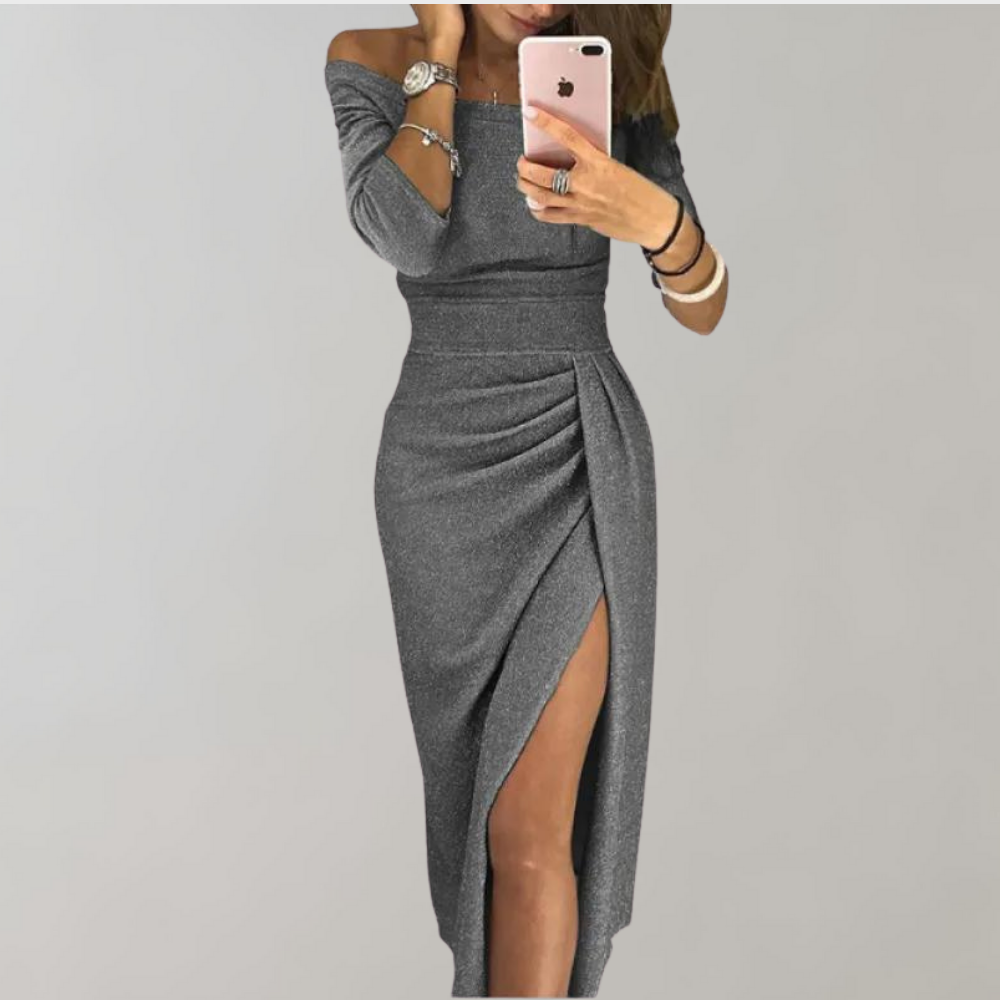 Elegantes graues Off-Shoulder-Kleid mit Wickeldesign und hohem Schlitz. Perfekt für Abendmode und stilvolle Anlässe. Damenmode, schickes Design.