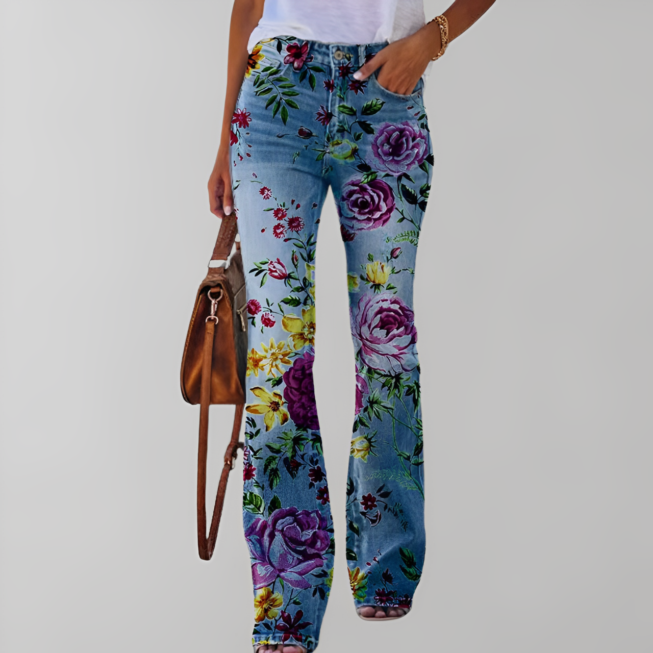 Damenjeans mit Blumenmuster, ausgestelltem Bein und hoher Taille. Perfekt für modische Outfits. Ideal für Frühling und Sommer.