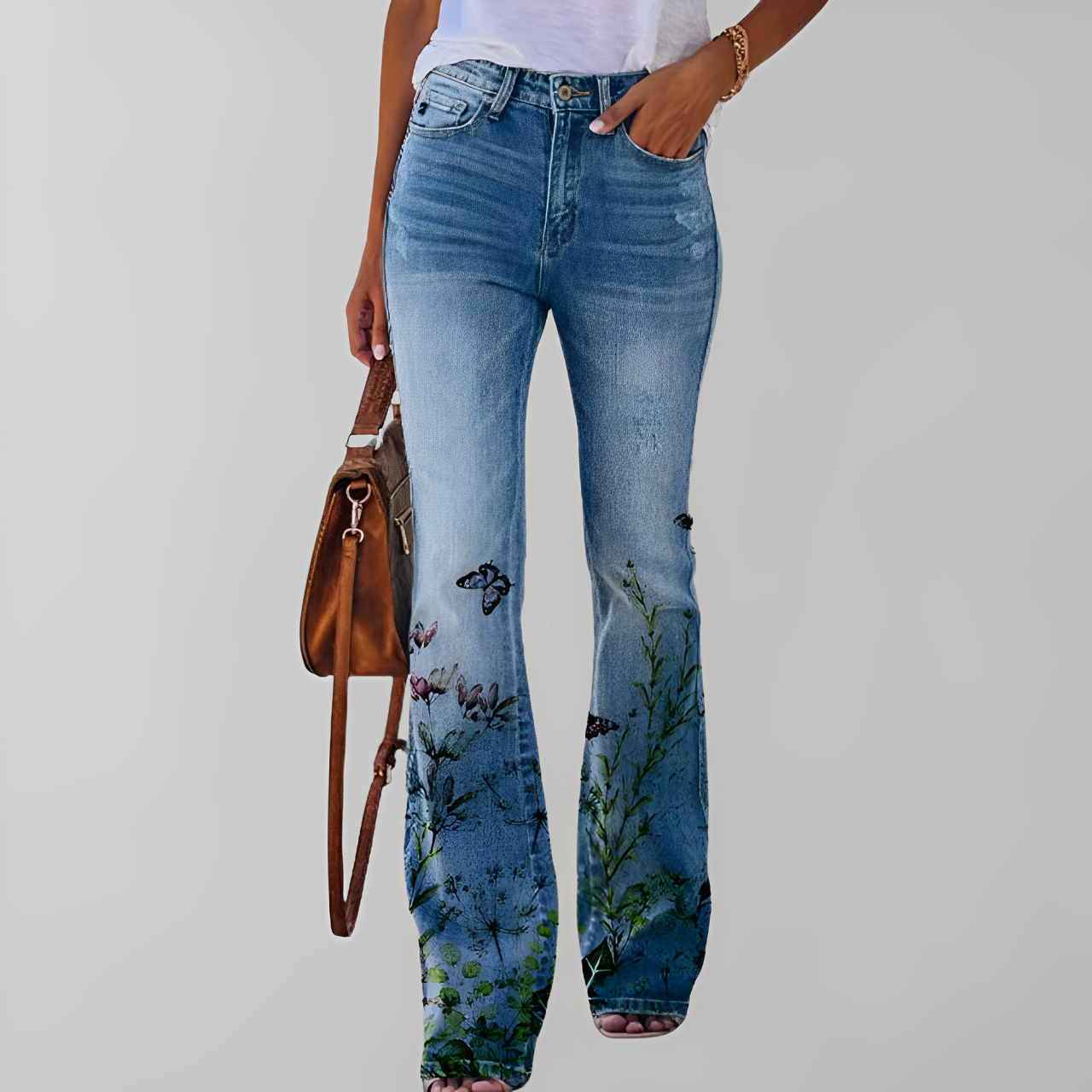 Damenjeans mit Blumenstickerei, ausgestelltem Bein und hoher Taille. Perfekt für modische Freizeitlooks. Trendige Jeansmode für Frauen.