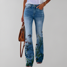 Damenjeans mit Blumenstickerei, ausgestelltem Bein und hoher Taille. Perfekt für modische Freizeitlooks. Trendige Jeansmode für Frauen.