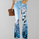 Damen-Jeans mit Blumenmuster, ausgestelltem Bein und hoher Taille. Perfekt für modische Outfits. Trendige Damenmode, stilvolle Jeans.
