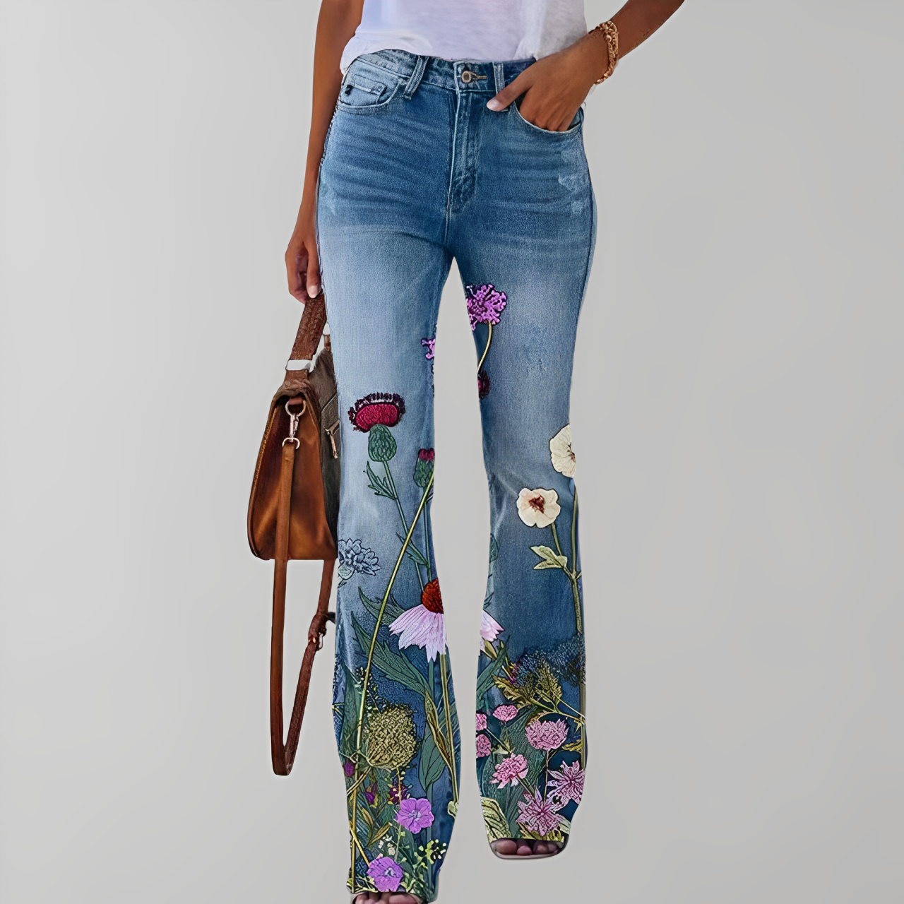 Damenjeans mit Blumenstickerei, ausgestelltem Bein und hoher Taille. Perfekt für modische Outfits. Ideal für Frühling und Sommer.