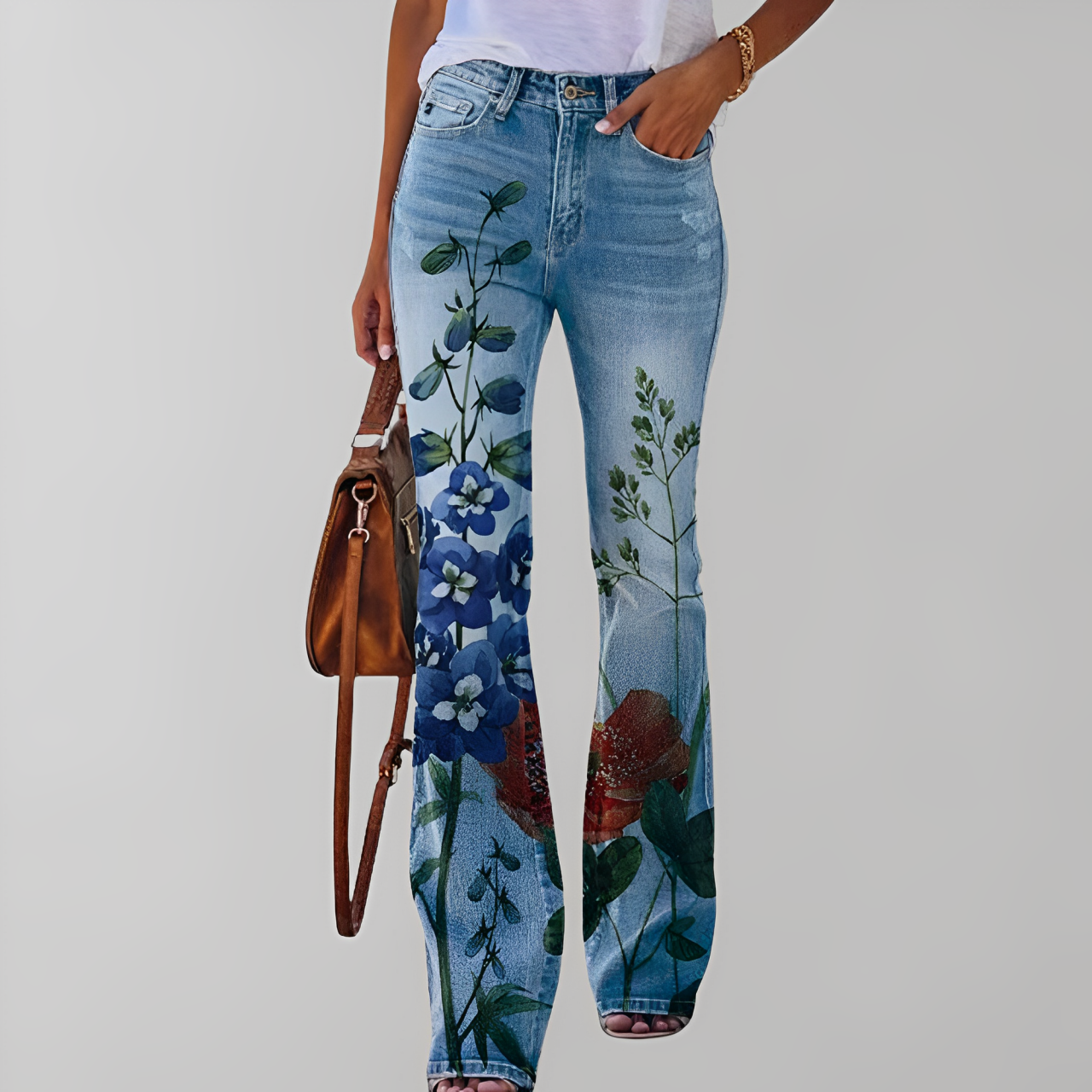 Damenjeans mit Blumenmuster, ausgestellter Schnitt, hellblau, modisch, lässig, ideal für Frühling und Sommer, kombiniert mit weißem T-Shirt.