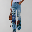 Damenjeans mit Blumenmuster, ausgestellter Schnitt, hellblau, modisch, lässig, ideal für Frühling und Sommer, kombiniert mit weißem T-Shirt.