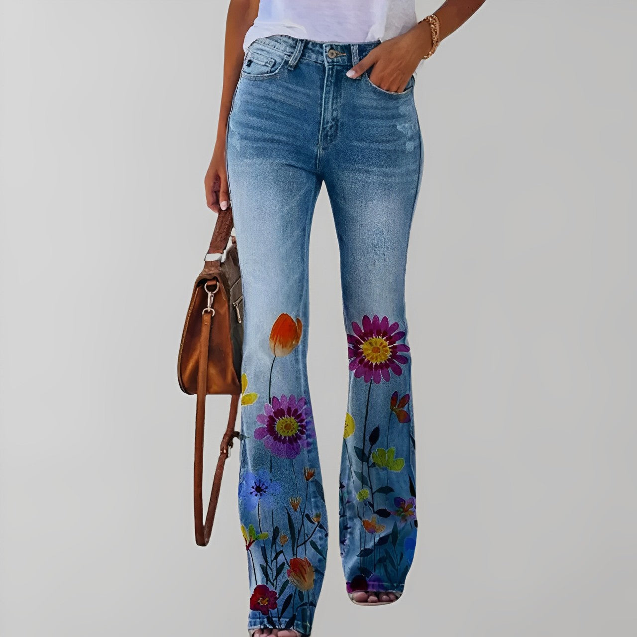 Damenjeans mit Blumenmuster, ausgestelltem Bein und hoher Taille. Perfekt für modische Freizeitoutfits. Trendige Jeans für Damen.