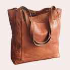 Braune Ledertasche mit robusten Trägern, ideal für den Alltag. Hochwertiges Design, geräumig und stilvoll. Perfekt für Damenmode und Accessoires.