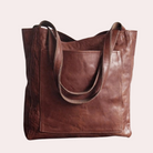 Dunkelbraune Ledertasche, geräumig und stilvoll, ideal für den Alltag. Hochwertiges Material, langlebig und modisch. Perfekt für Damen.