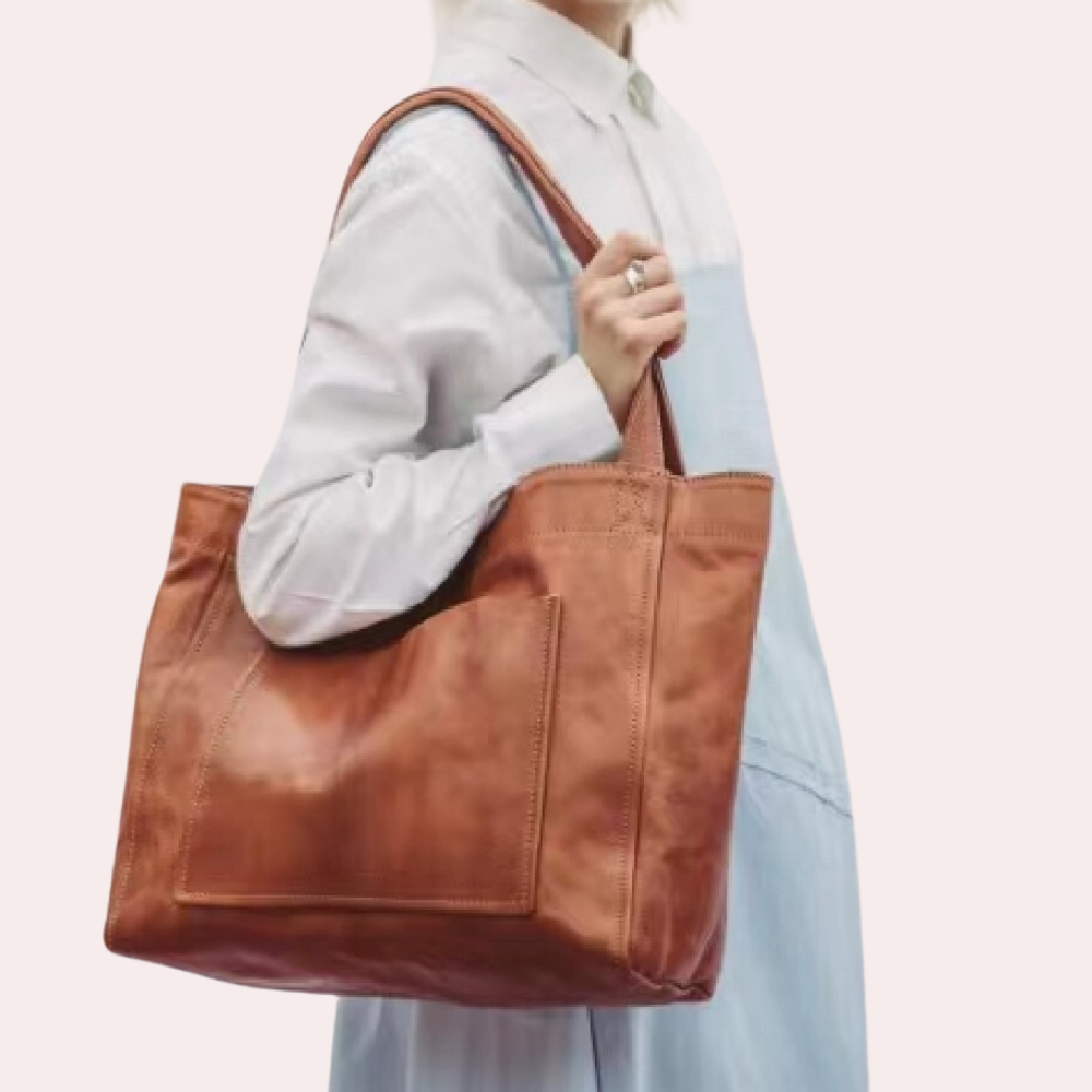 Damenhandtasche aus braunem Leder, elegant und geräumig, ideal für den Alltag. Perfekt für Modebewusste, die Stil und Funktionalität schätzen.