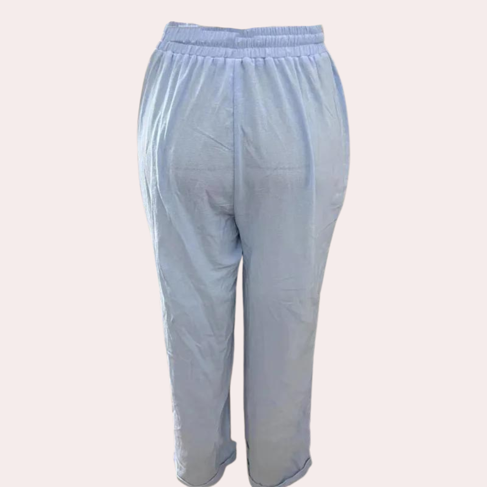 Hellblaue Damenhose, elastischer Bund, bequem, Freizeitmode, Baumwolle, Rückansicht.