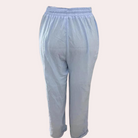 Hellblaue Damenhose, elastischer Bund, bequem, Freizeitmode, Baumwolle, Rückansicht.