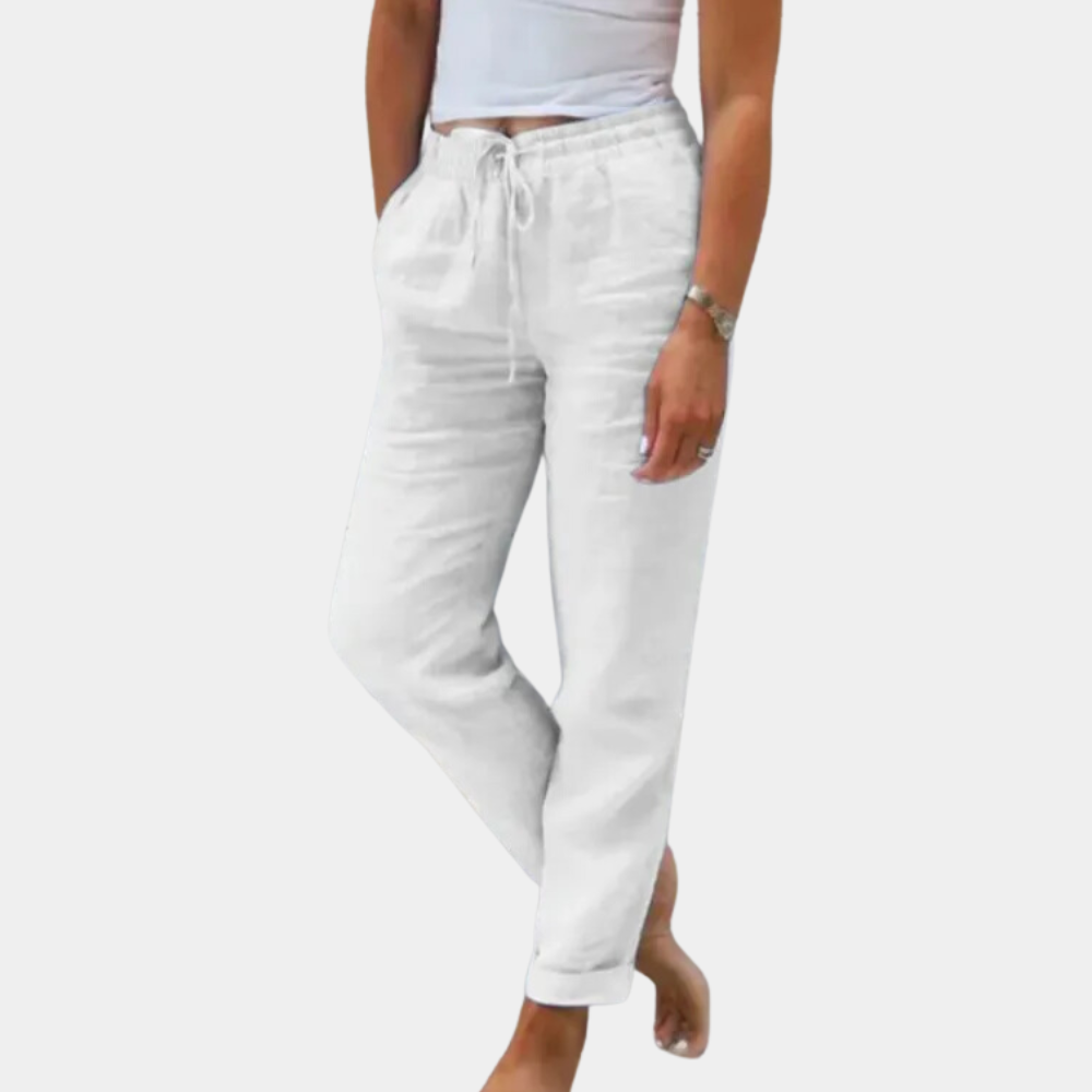 Frau in weißer Leinenhose, lässig, bequem, Sommermode, Damenbekleidung, Freizeitlook.