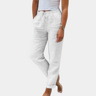 Frau in weißer Leinenhose, lässig, bequem, Sommermode, Damenbekleidung, Freizeitlook.