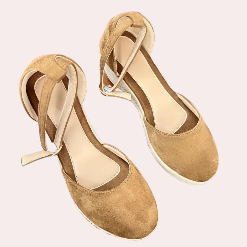 Damen-Sandalen in Braun, Wildleder-Optik, mit Knöchelriemen und flachem Absatz. Perfekt für Sommermode und lässige Outfits.