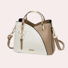 Elegante Damenhandtasche in Khaki und Weiß mit Herzanhänger, verstellbarem Schulterriemen und goldenen Akzenten. Perfekt für stilvolle Outfits.