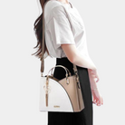 Damenhandtasche in Khaki und Weiß, elegantes Design, verstellbarer Schulterriemen, ideal für Alltag und Büro. Hochwertige Modeaccessoires.