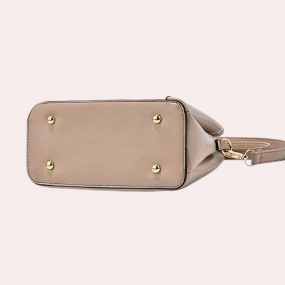 Khaki Ledertasche mit goldenen Nieten, elegantes Design, ideal für Damenmode. Hochwertige Handtasche, stilvoll und funktional.