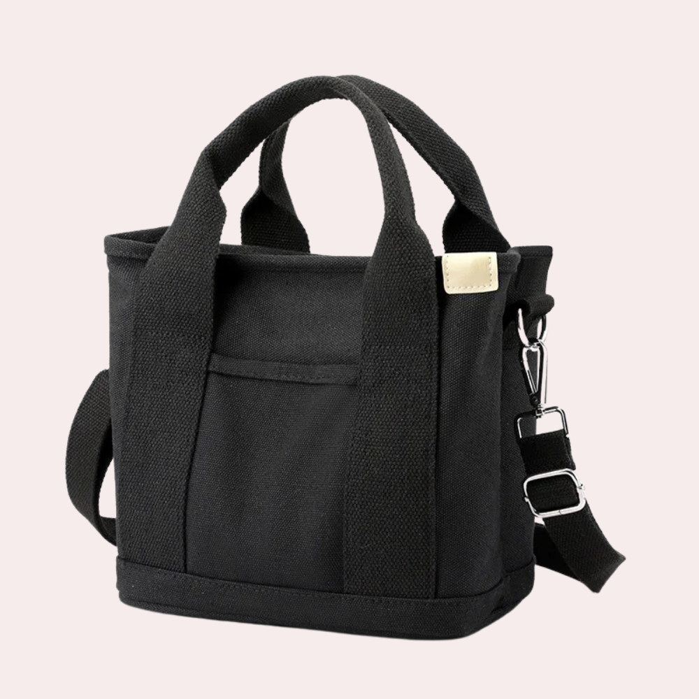 Schwarze Canvas-Tasche mit verstellbarem Schultergurt, robustem Design und Fronttasche. Perfekt für Alltag und Reisen.