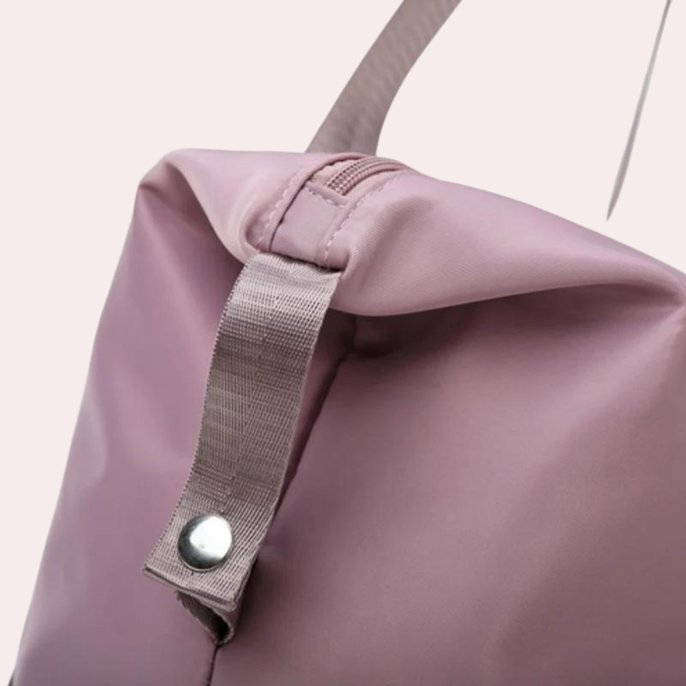 Rosa Rucksack aus strapazierfähigem Material mit Reißverschluss und Tragegriff. Perfekt für Alltag, Reisen und Schule. Trendiges Design.
