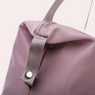 Rosa Rucksack aus strapazierfähigem Material mit Reißverschluss und Tragegriff. Perfekt für Alltag, Reisen und Schule. Trendiges Design.