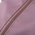 Nahaufnahme eines rosa Reißverschlusses auf glattem Stoff. Ideal für Mode, Accessoires, Taschen. Hochwertiges Material, stilvolles Design.