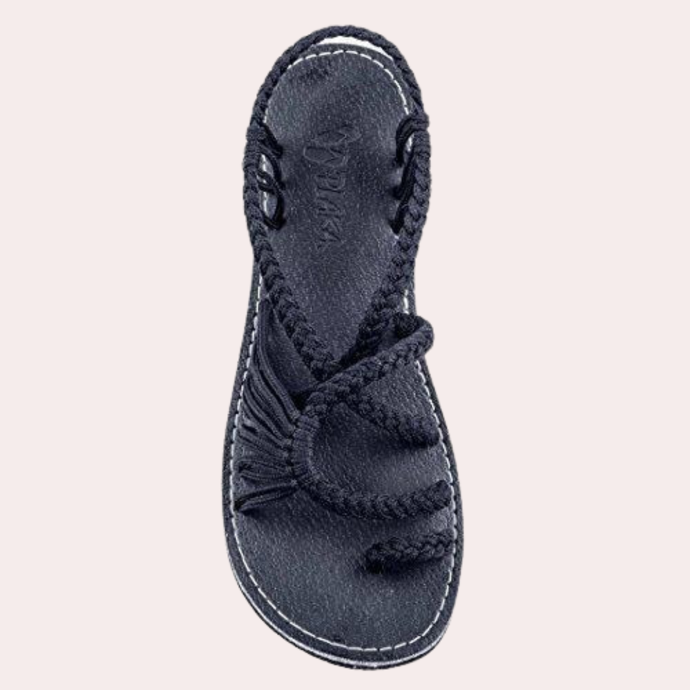 Schwarze Sandale mit geflochtenen Riemen, ideal für Sommermode. Bequeme, stilvolle Fußbekleidung für Damen. Perfekt für Strand und Freizeit.