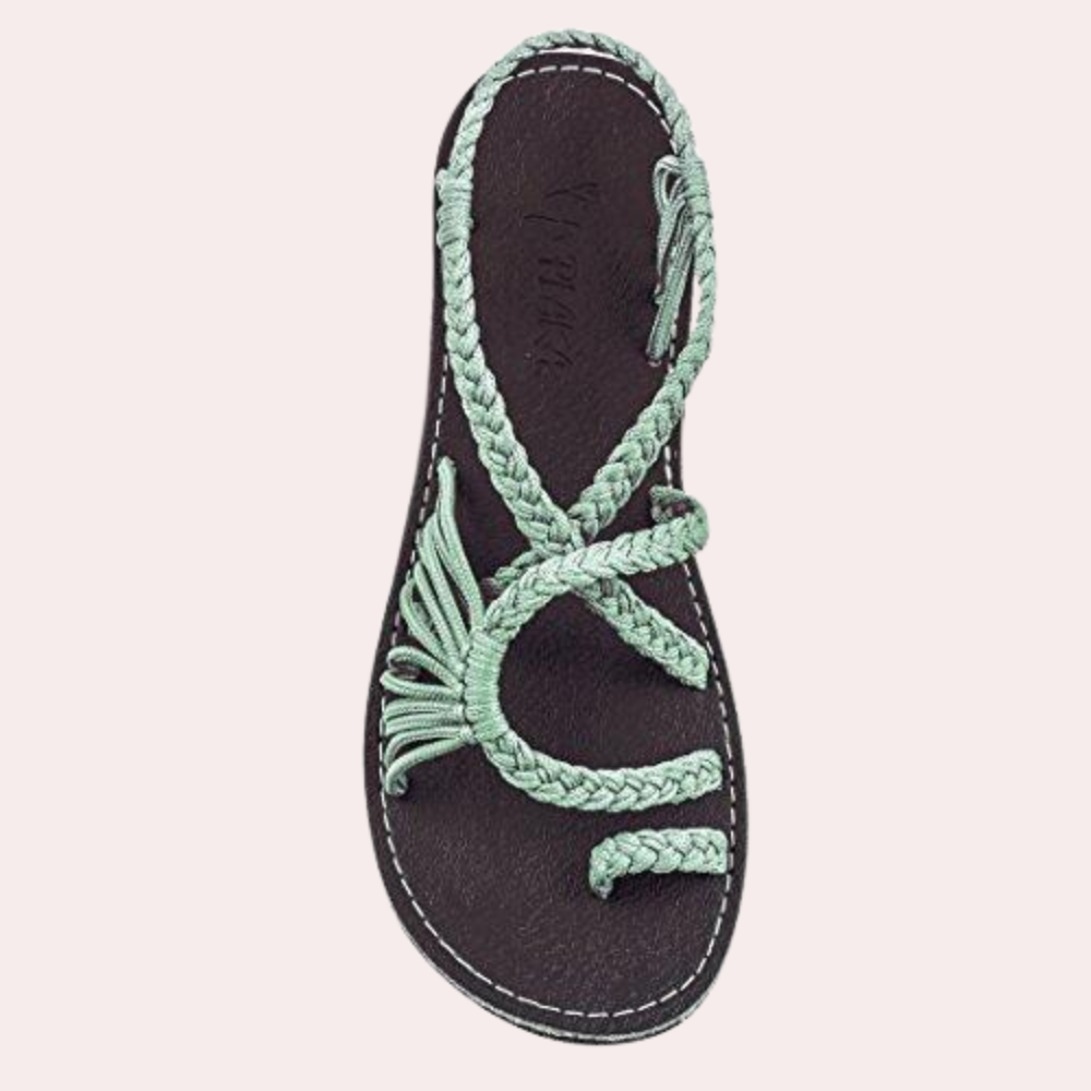 Hochwertige, handgefertigte Sandale mit geflochtenen, blauen Riemen. Ideal für Sommermode, bequem und stilvoll. Perfekt für Damen.