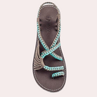 Braune Sandale mit blauen Akzenten, geflochtenem Riemen und bequemer Sohle. Perfekt für Sommermode und Strandoutfits.