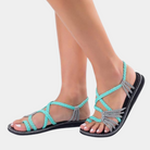 Damen Sandalen mit türkisfarbenen Riemen und Strasssteinen, flache Sohle, ideal für Sommermode, bequem und stilvoll für den Alltag.