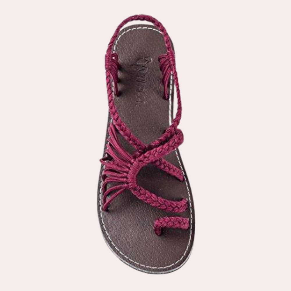Rote Sandale mit geflochtenen Riemen, ideal für Sommermode. Bequeme, stilvolle Damen-Sandale, perfekt für Strand und Freizeit.