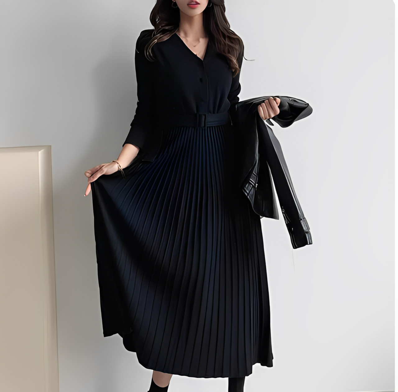 Elegantes schwarzes Plisseekleid für Damen, ideal für formelle Anlässe. Modetrend 2023, stilvoll und zeitlos. Perfekt für Abendveranstaltungen.