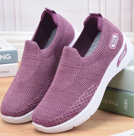 Lila Damen-Sneaker aus atmungsaktivem Strickmaterial, rutschfeste Sohle, ideal für Freizeit und Sport. Bequeme, modische Schuhe für Damen.