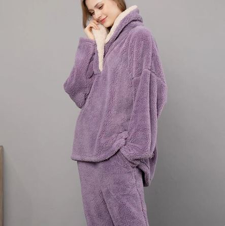 Flauschiger lila Hoodie-Decke für Damen, ideal für gemütliche Abende. Weiches Material, Oversize-Design, perfektes Geschenk für Komfortliebhaber.