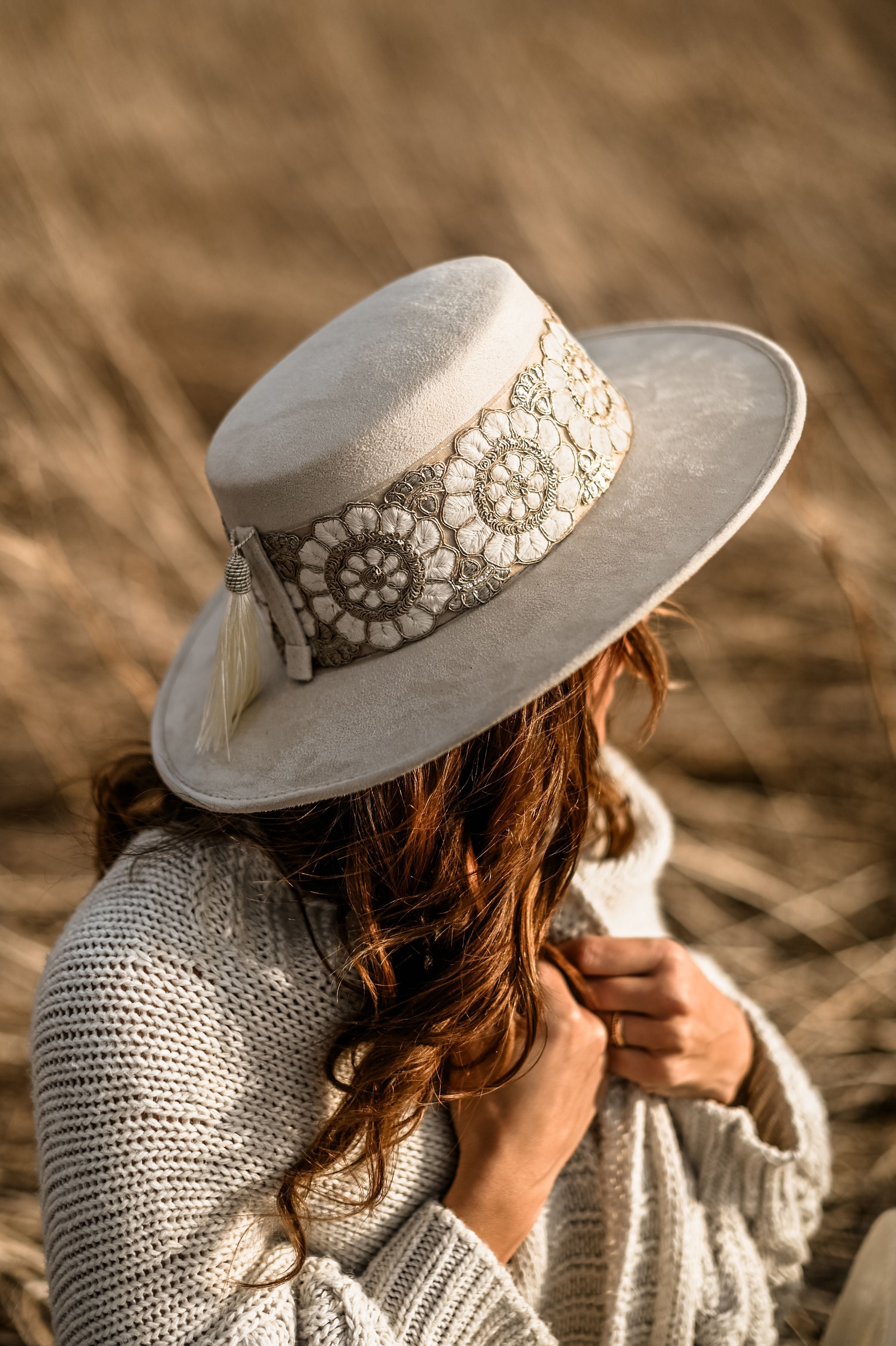 Eleganter Damenhut mit breiter Krempe und Spitzenband, ideal für stilvolle Herbstmode. Perfekt für modische Accessoires und Boho-Chic-Look.