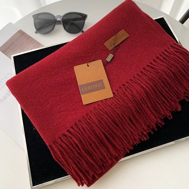 Eleganter roter Schal aus Kaschmir mit Fransen, ideal für stilvolle Wintermode. Perfektes Accessoire für Damen, weich und luxuriös.