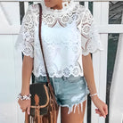 Weißes Spitzenbluse Damen, florales Vintage-Design, runder Kragen, kurze Ärmel. Perfekt für Sommermode, lässiger Boho-Stil.