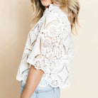Weißes Damen-Chemisier mit Rundhals, florales Vintage-Muster, kurze Ärmel, Spitzen-Design, ideal für lässige und elegante Anlässe.
