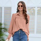 Elegante Damen-Chiffonbluse mit langen Ärmeln, Falten und Knopfleiste. Perfekt für Frühling und Herbst. Modische, schicke Oberbekleidung.