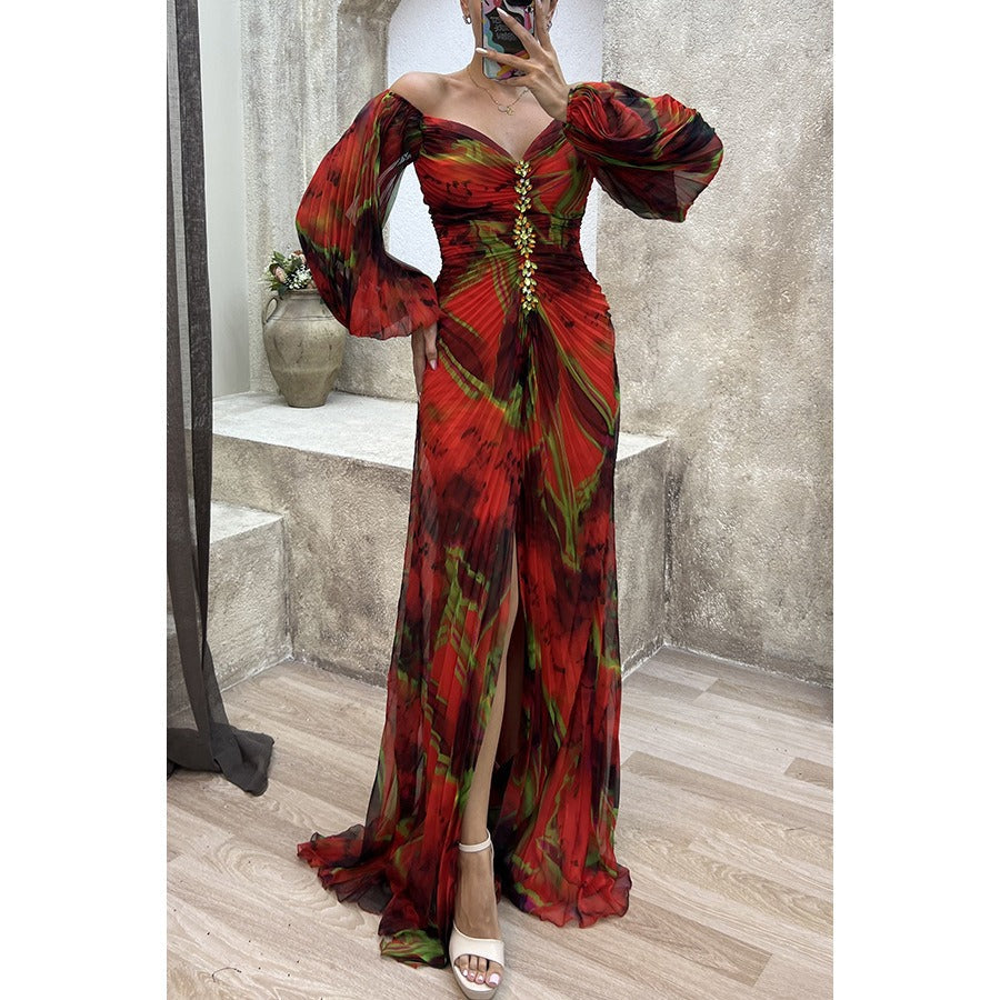 Frau in rotem, schulterfreiem Abendkleid mit Blumenmuster und hohem Schlitz, elegantes Design.